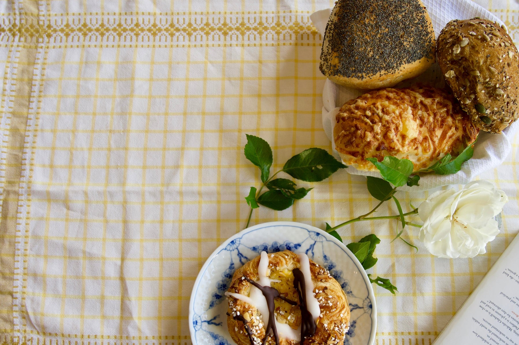 Nybakade frallor och bakverk färdiga för lördagsfrukost
