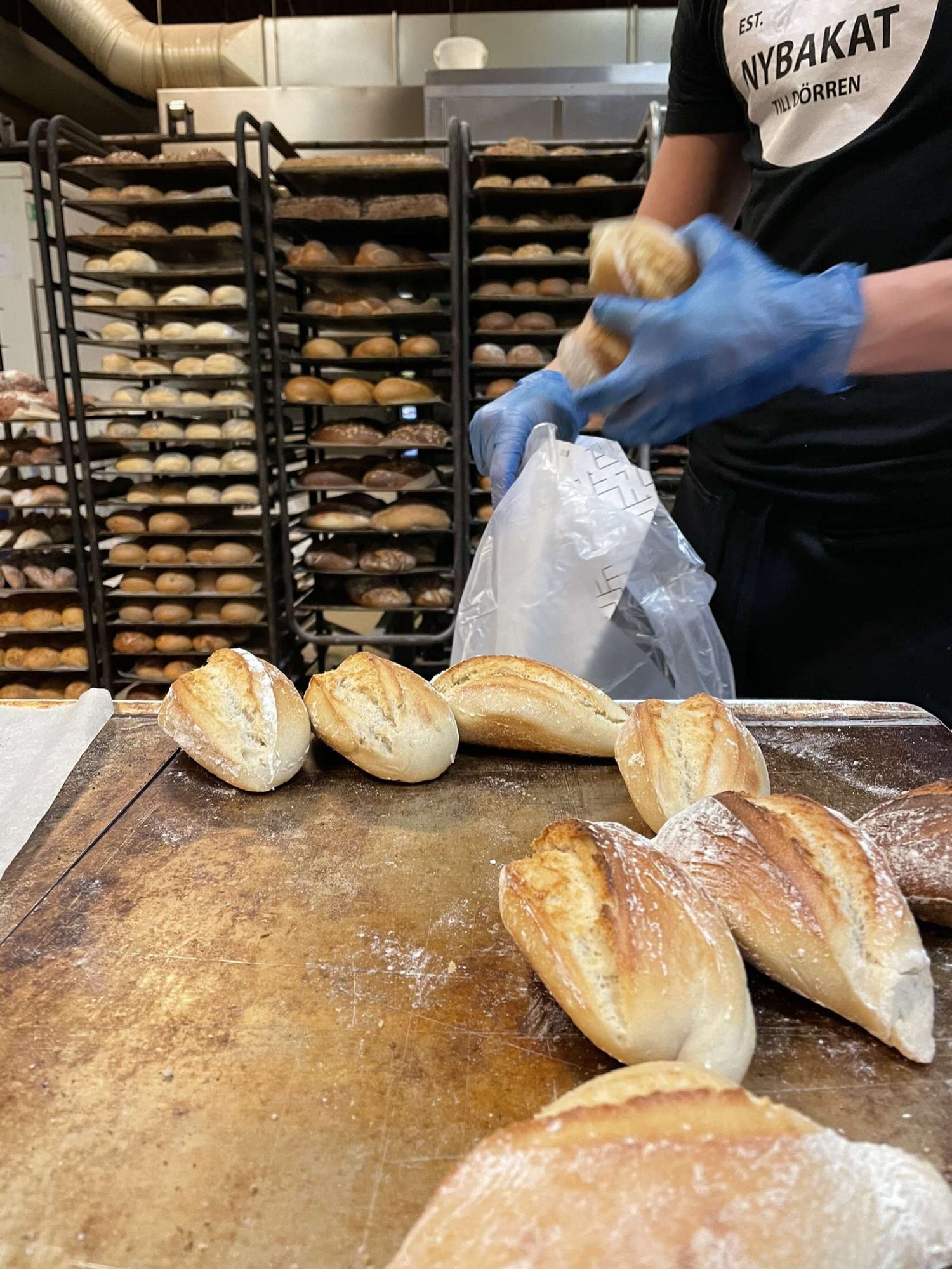 Bröd packas för leverans i bageri