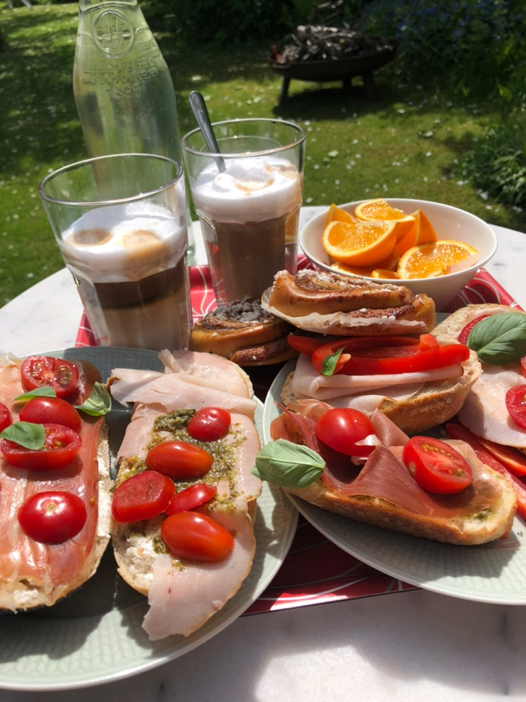 Frukost med nybakat bröd och kaffe