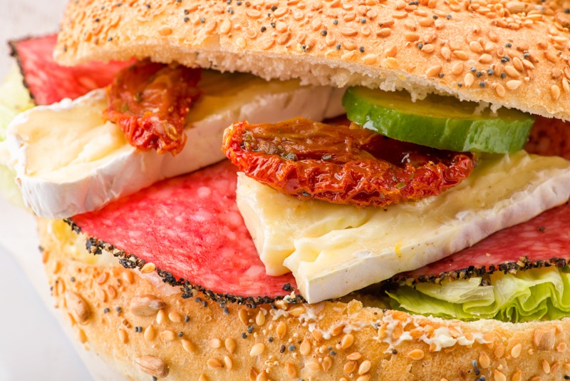 Salami, brie och soltorkade tomater