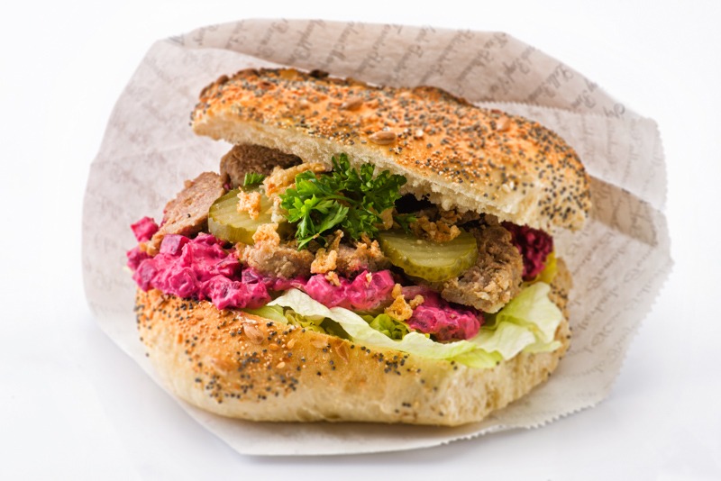 Hemmagjorda köttbullar med rödbetssallad och inlagd gurka