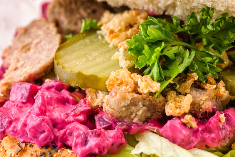 Hemmagjorda köttbullar med rödbetssallad och inlagd gurka