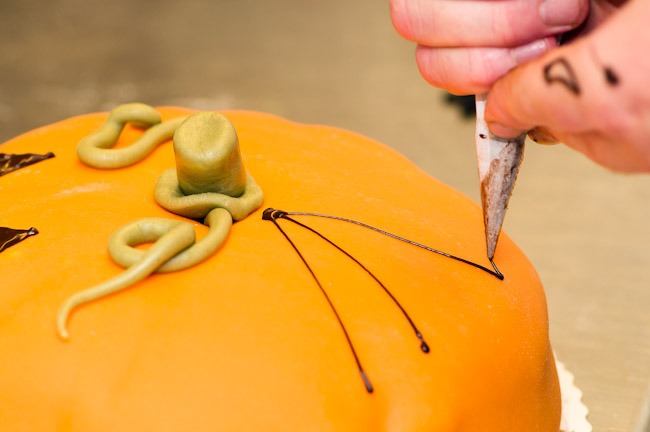 Konditori Valhall - Dagliga arbetet - Halloweentårta