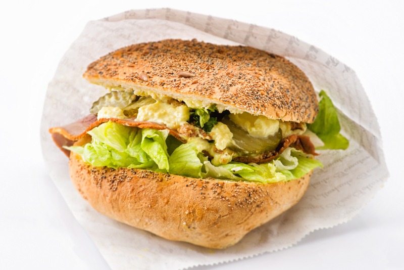 Rostbiff med remouladsås, rostad lök, inlagd gurka